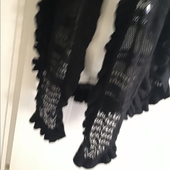 Shall black knit size M-L open ruffled edge crocheted look excellent sha… - Picture 4 of 6